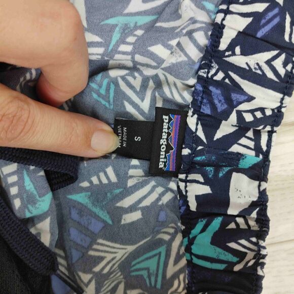 Patagonia Barely Baggies Quiver & Quill Aztec Print Women's Size Small.
Waist 12 - Picture 6 of 6